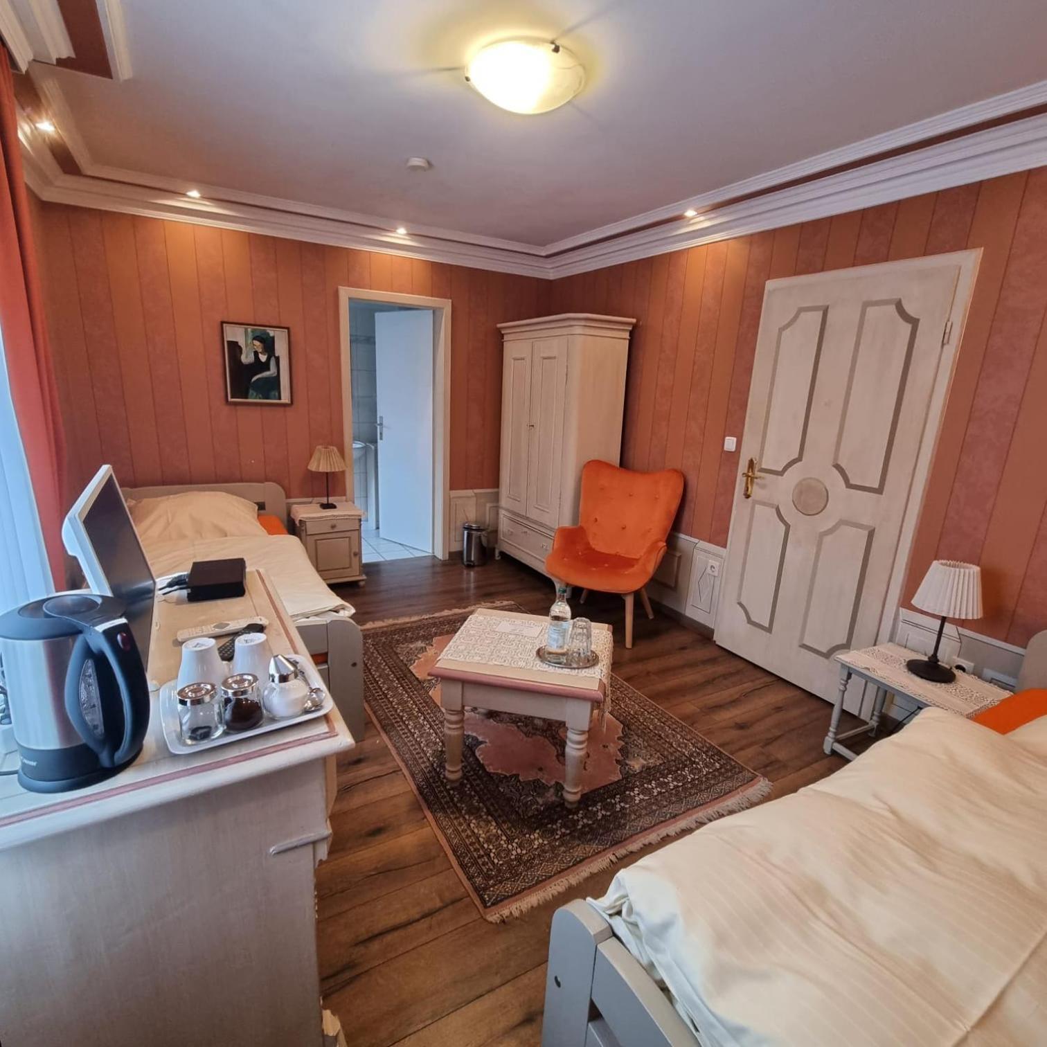 Zweibettzimmer mit Bad